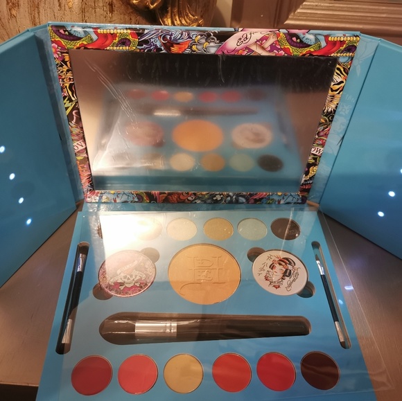 Ed Hardy Other - NWOT ED Hardy Unique Makeup light up Palette